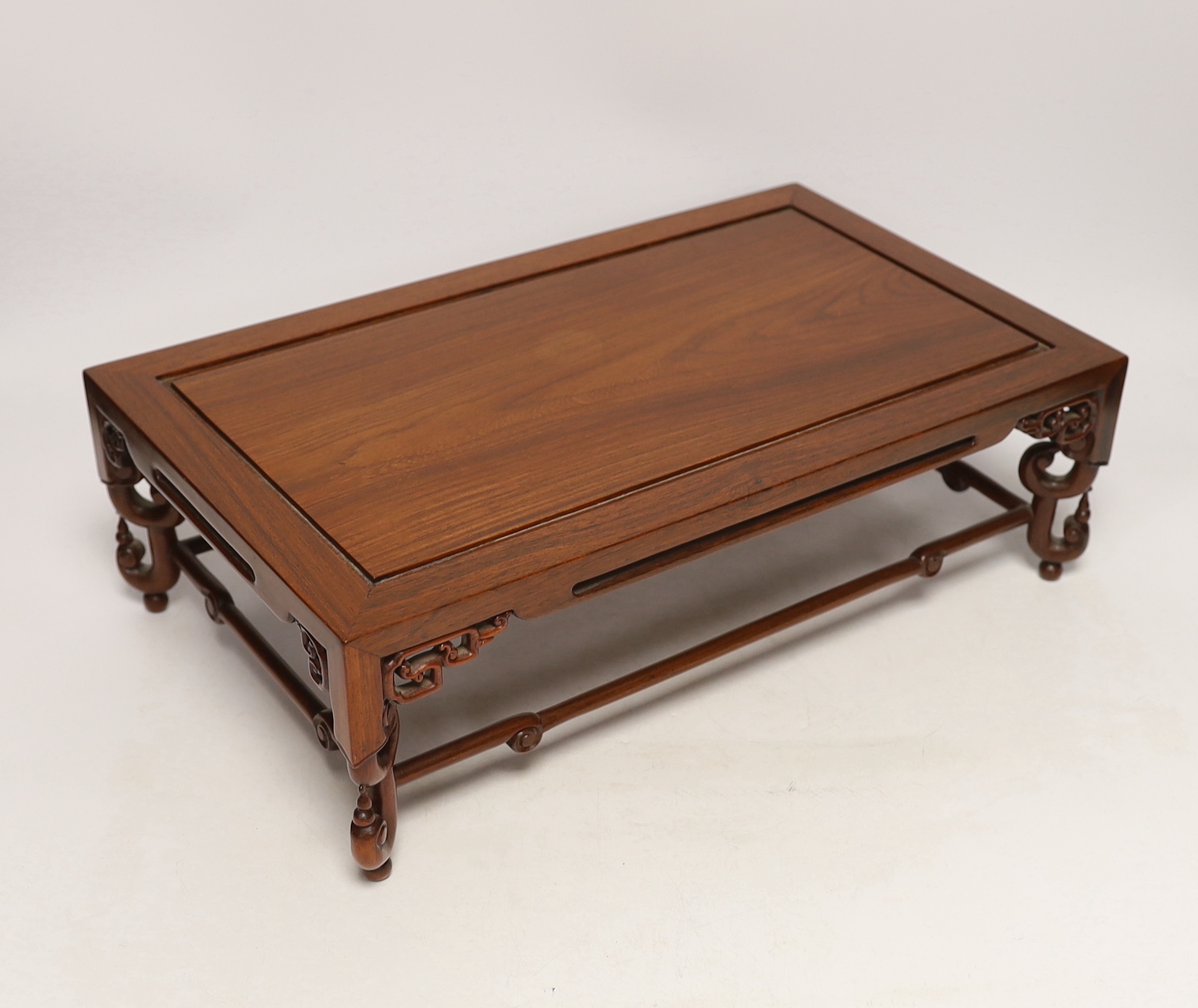 A Chinese huali wood stand, early 20th century, 40cm wide, 24cm deep, 12.5cm high
